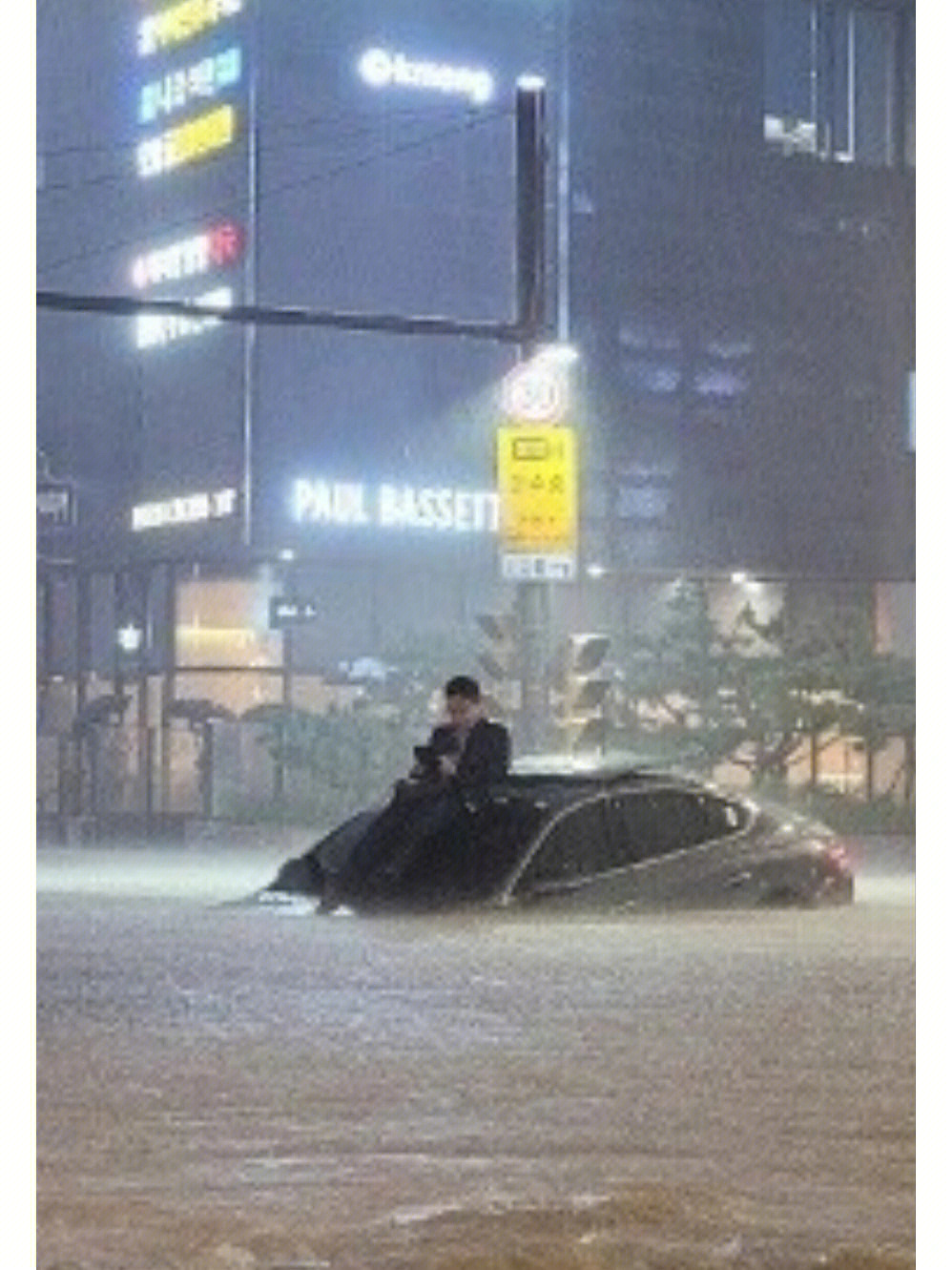 暴雨水淹搞笑图图片