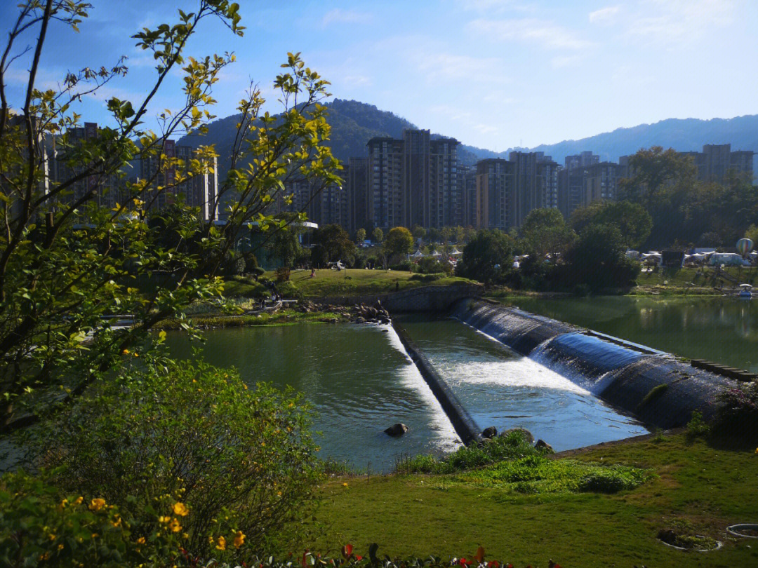 秋日晴天时的福州桂湖不愧是山水城市
