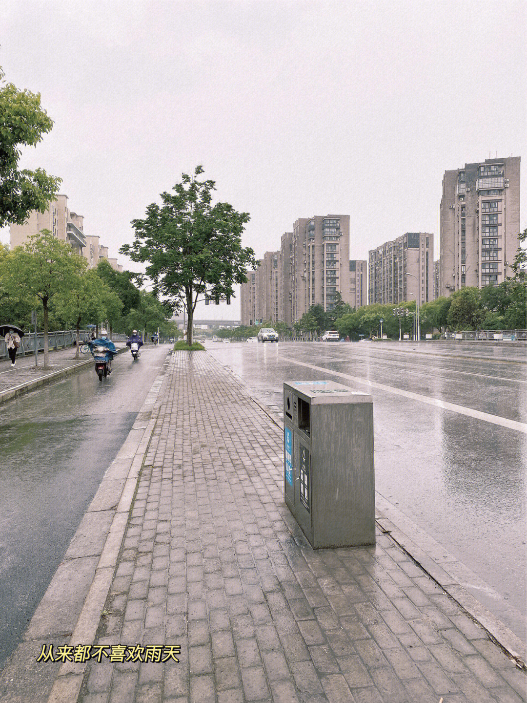 下雨天搬砖图片图片