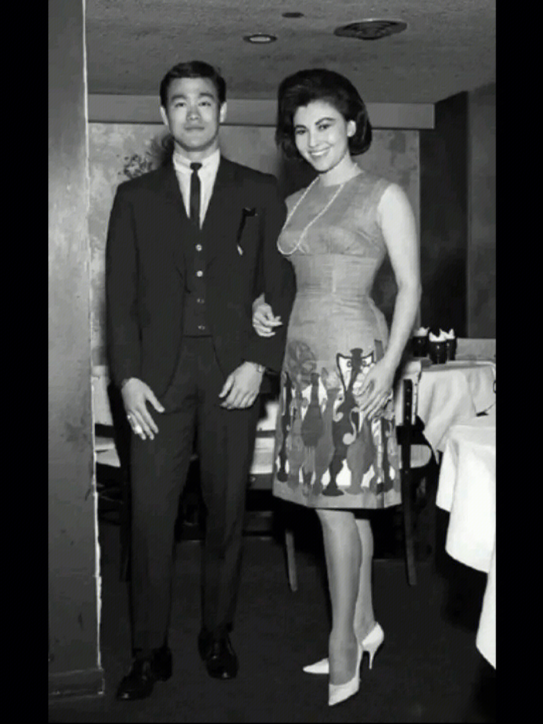 照片拍摄于上世纪50年代,当时的李小龙在美国还未成名,他旁边的女士才