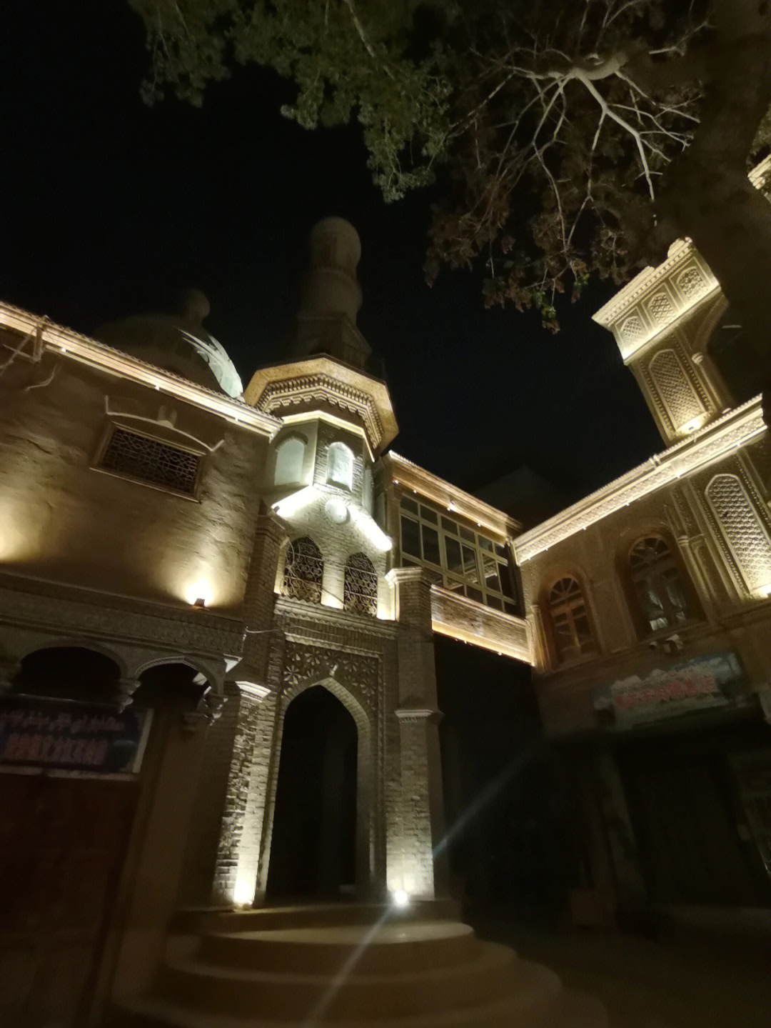喀什古城夜景的描述图片