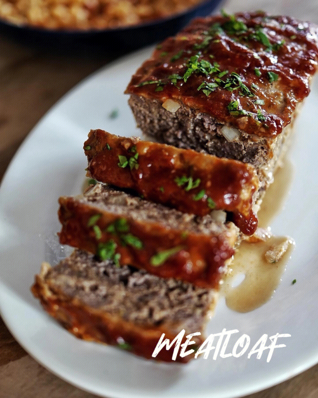 meatloaf 是美国经典家庭食谱多汁柔软,加上酸甜番茄