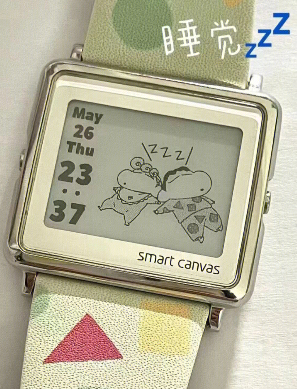 原物是epson smart canvas和蜡笔小新的联名款墨水屏手表,里面有大约