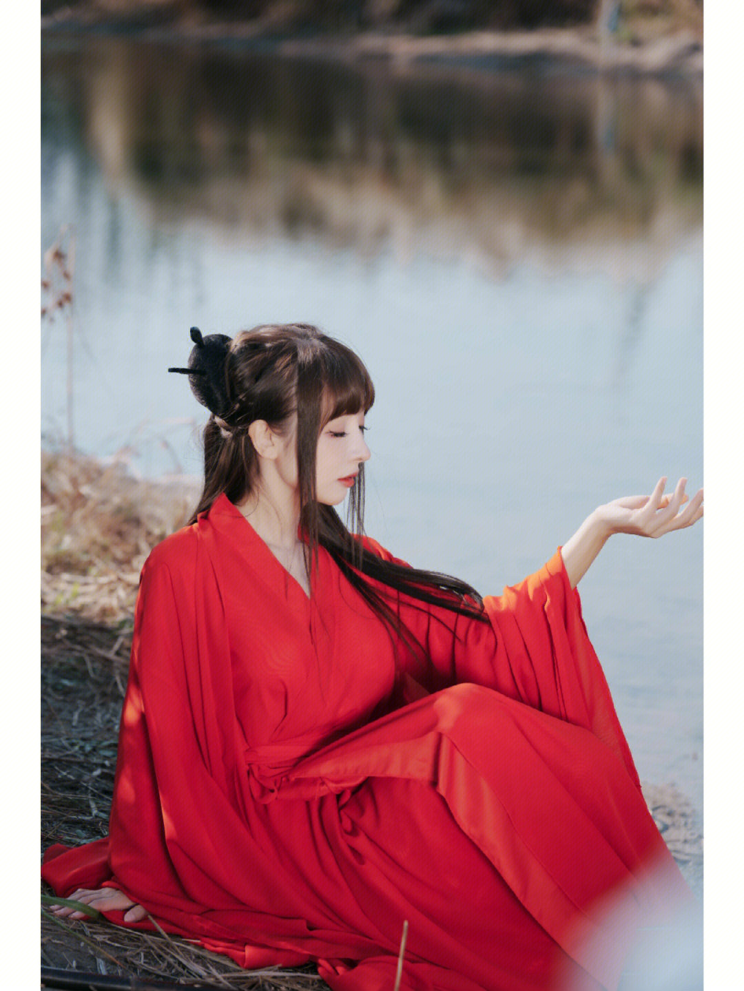 芦苇荡搭配汉服,特别有"江湖,武侠味"中午时刻建议搭配柔光镜进行拍摄