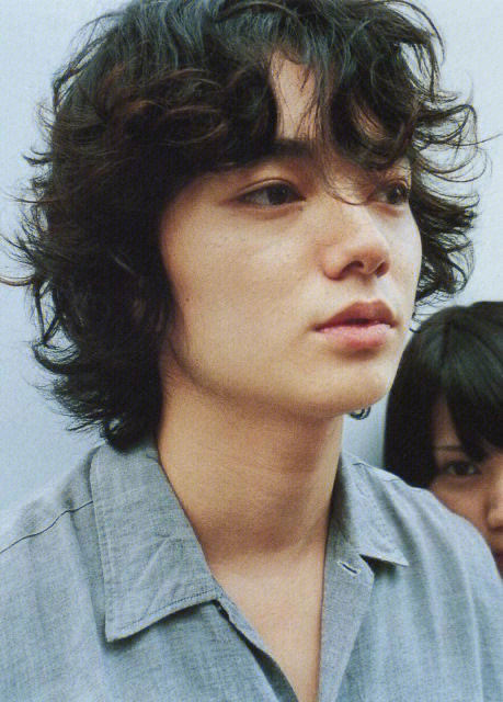 日式男生中长发型图片