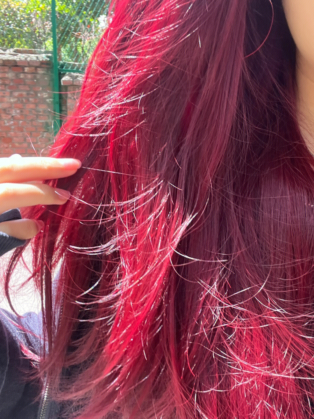 店黑发直染的深红掉完之后偏深棕的颜色,然后3月27日染的现在这个红色