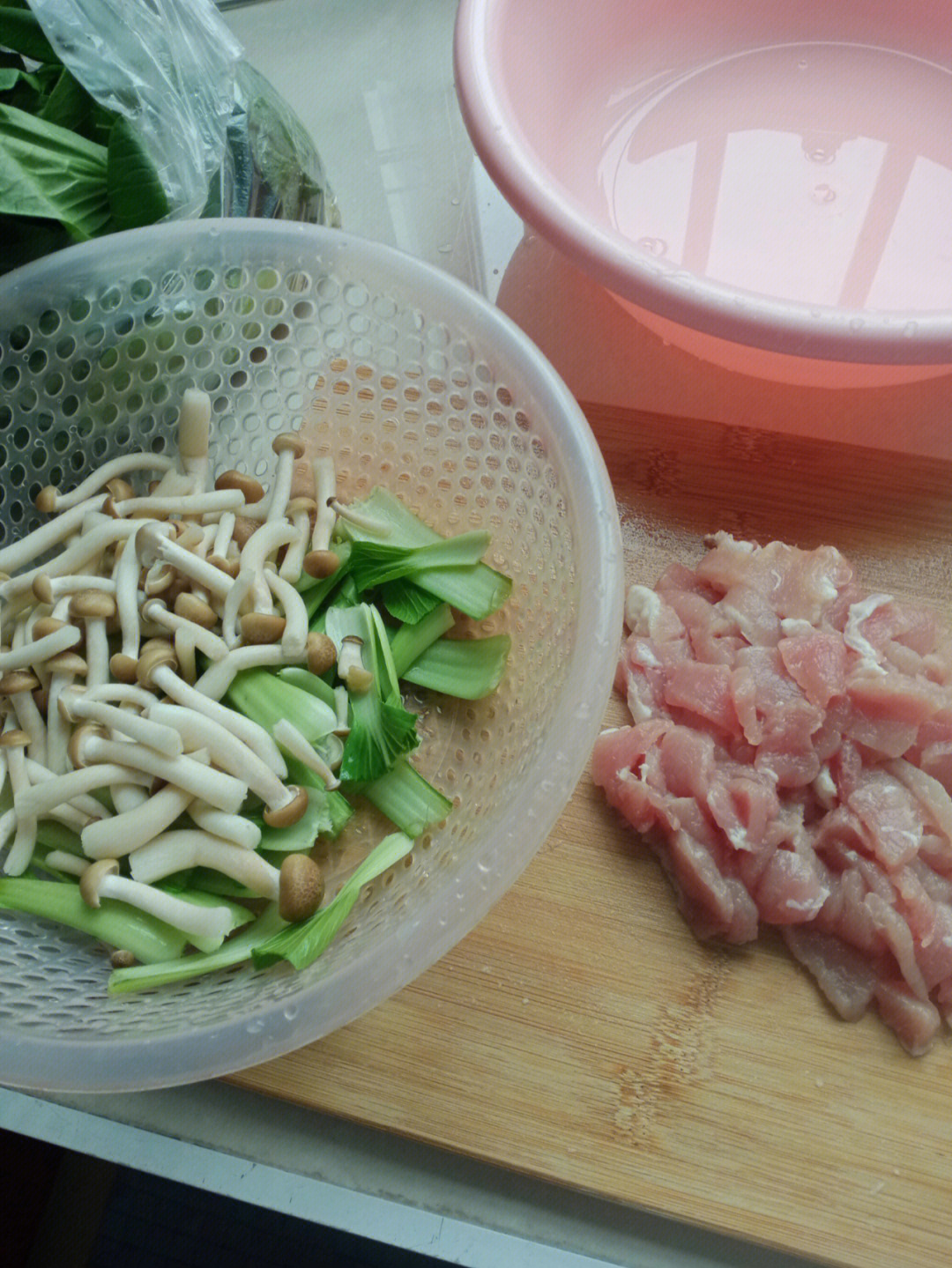 蟹味菇炒肉( 锅中油烧热后下肉片翻炒至金黄,再下青菜梗蟹味菇和一个