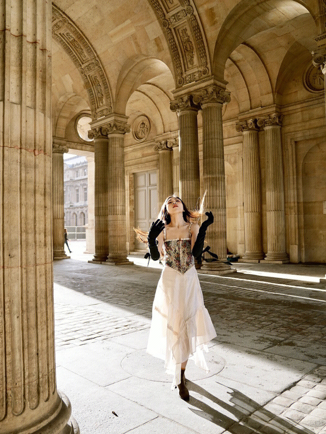 巴黎女人在卢浮宫的光影里跳一支舞