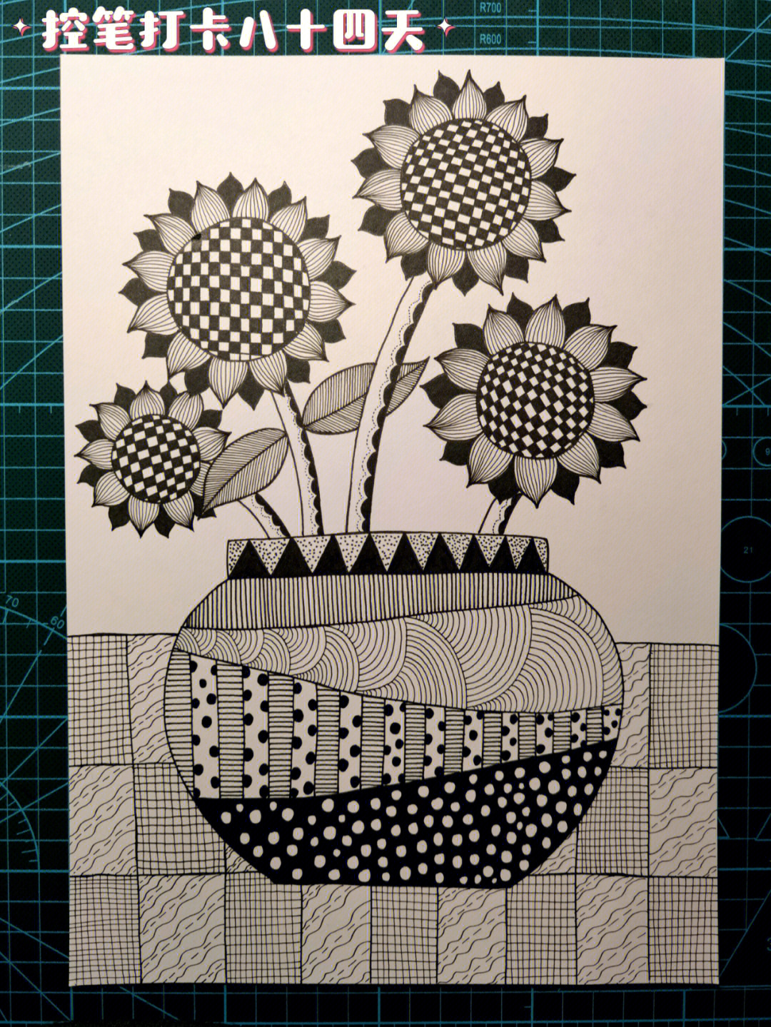 花瓶里的向日葵线描画图片