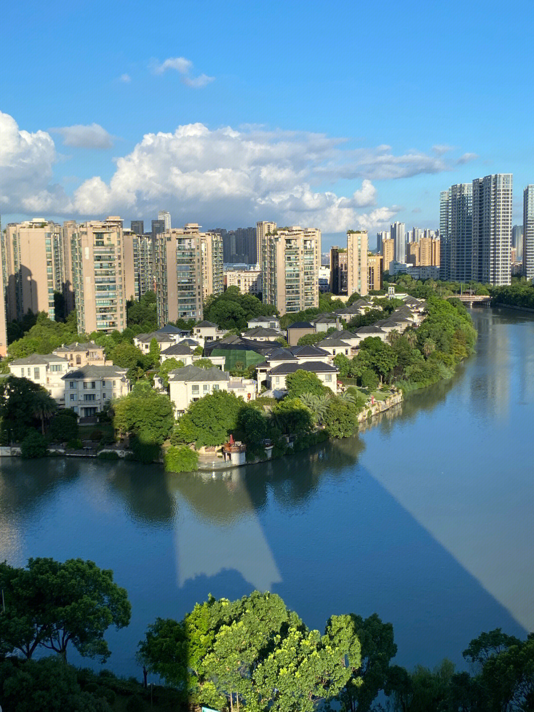 今日工地是瞻望温州四大别墅豪宅区最佳位置,左临同人花园前看新世纪