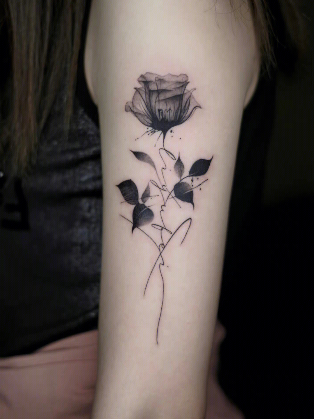 女人纹身玫瑰花的寓意图片