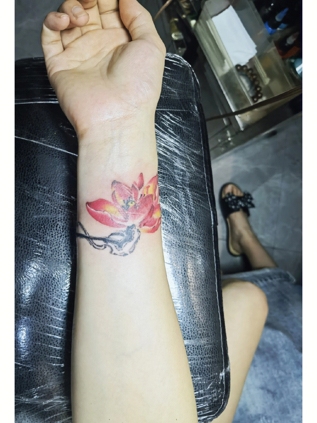 十几年美女老顾客手腕红色莲花纹身一朵