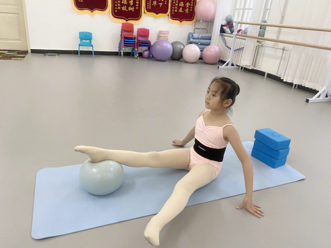 芭蕾舞基本功压腿痛苦图片