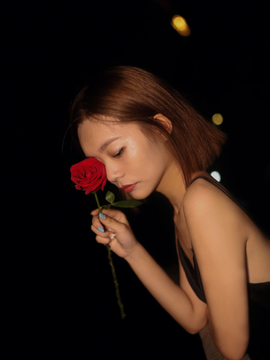 手中将枯萎的红色玫瑰,依然坚守着它黑色的信仰 ,在空气压迫下的不甘