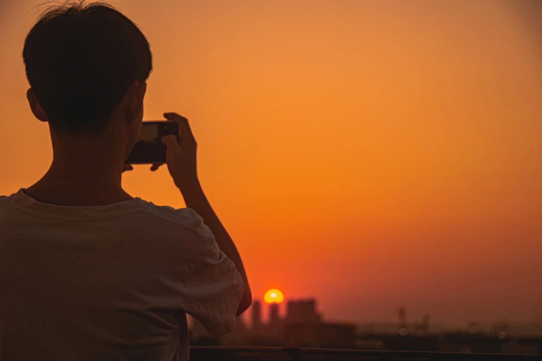 壁纸男生夕阳图片