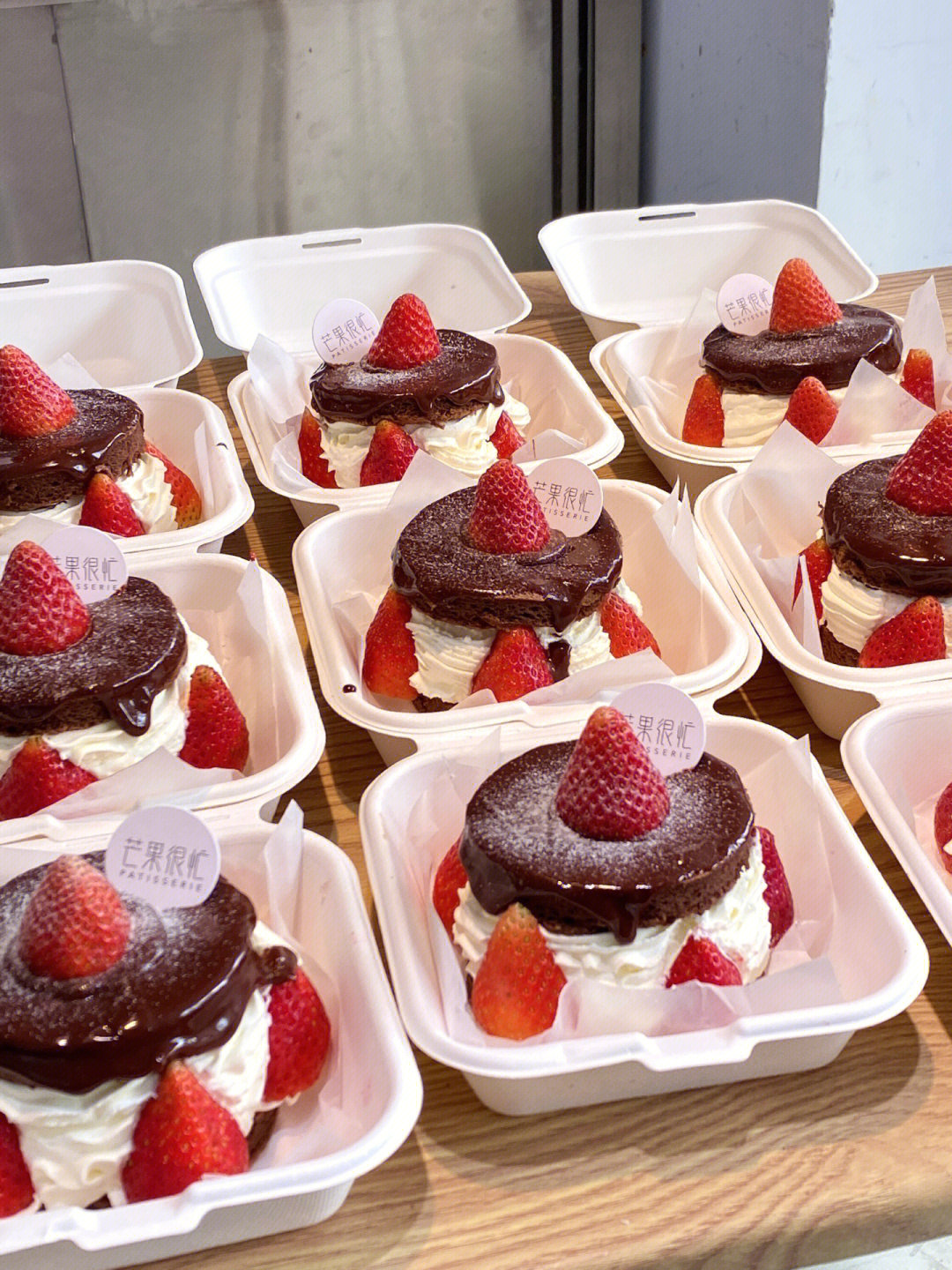 网红小甜品草莓巧克力蛋糕
