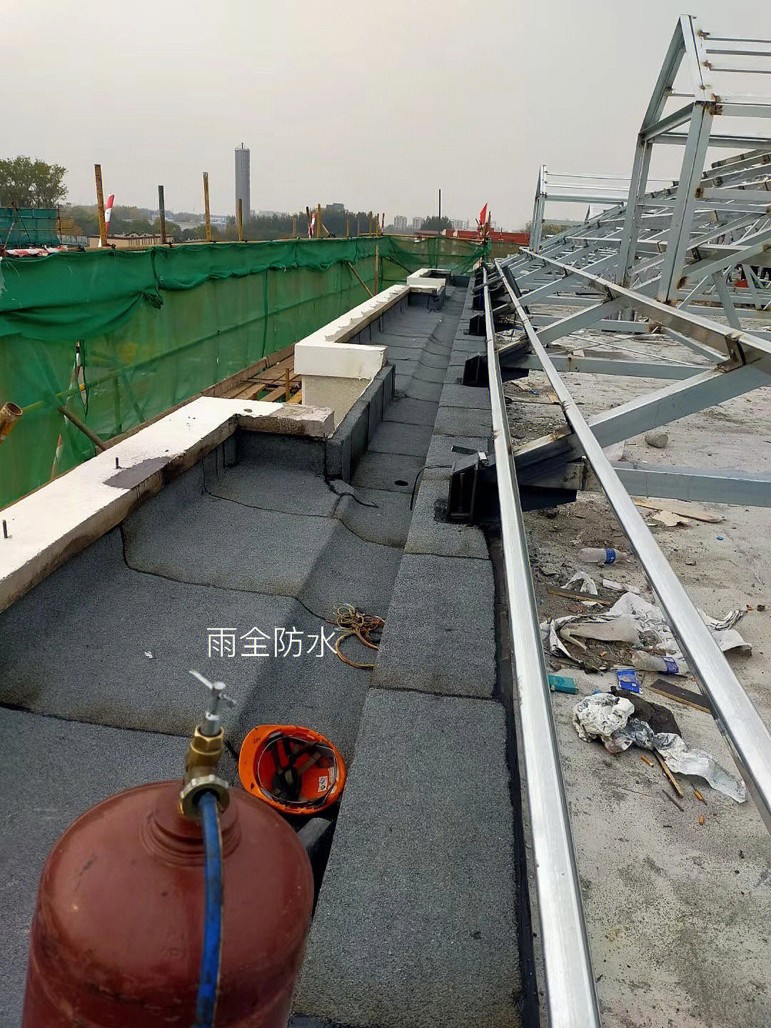 顺义区旧楼改造工程屋面防水卷材施工现场
