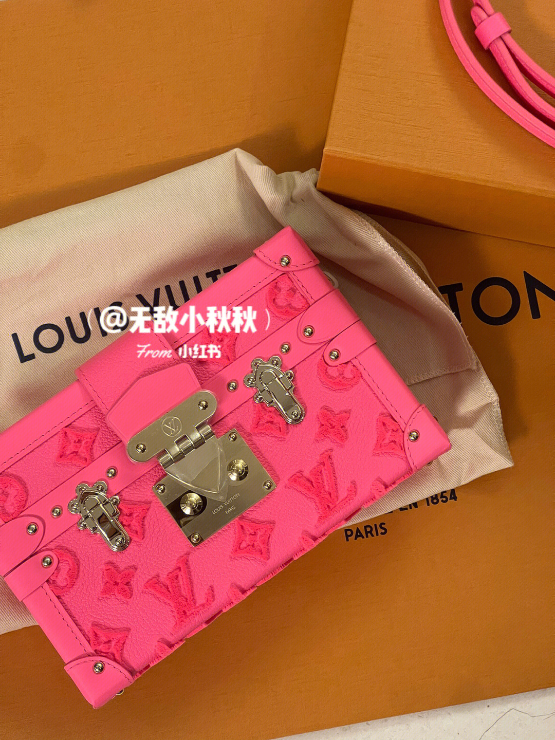 lv粉色盒子包图片