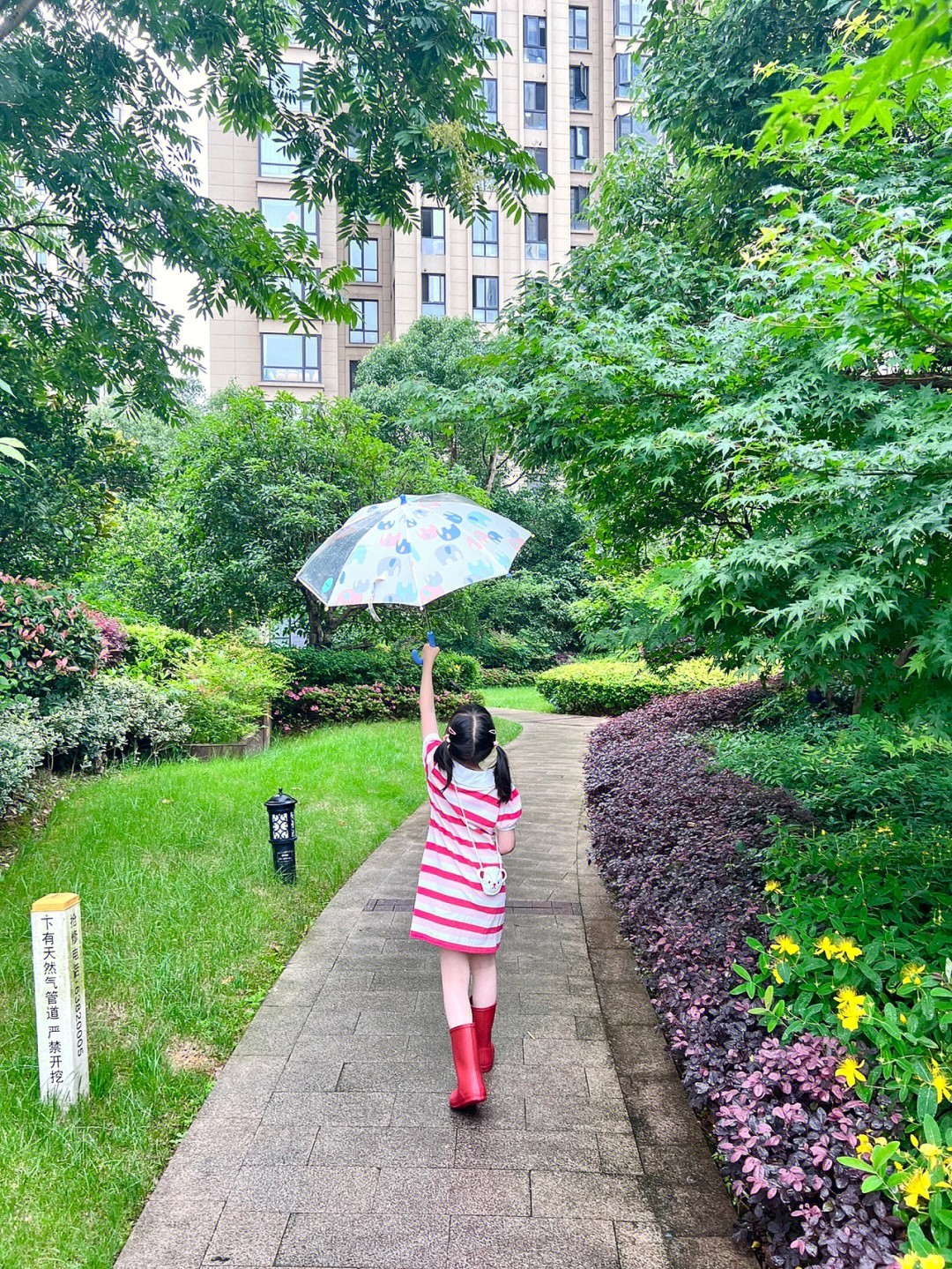 下雨天穿帆布鞋踩水图片