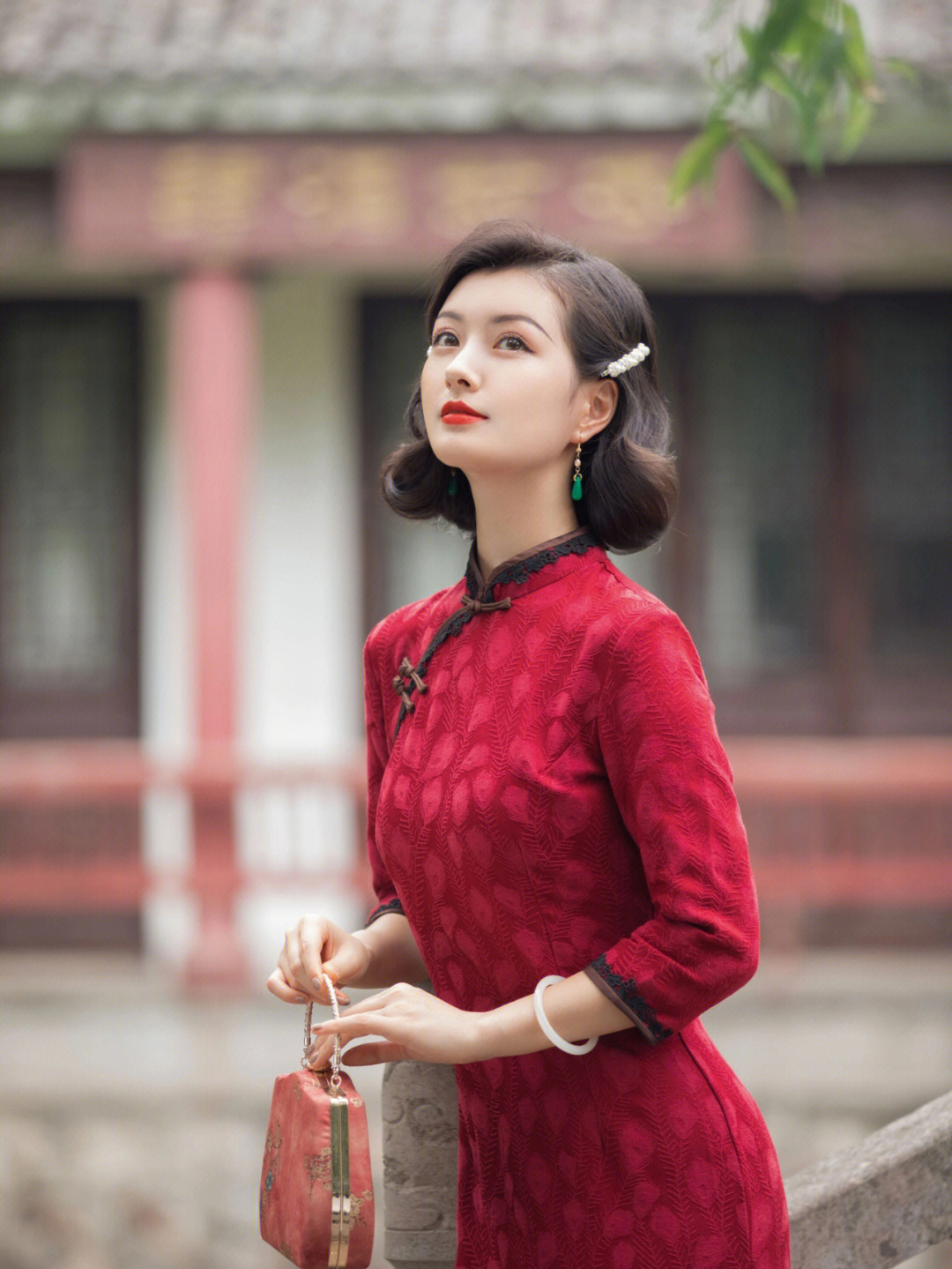 一身红色贴身旗袍,珍珠发夹做简单装饰齐肩卷发优雅又可爱像极了民国