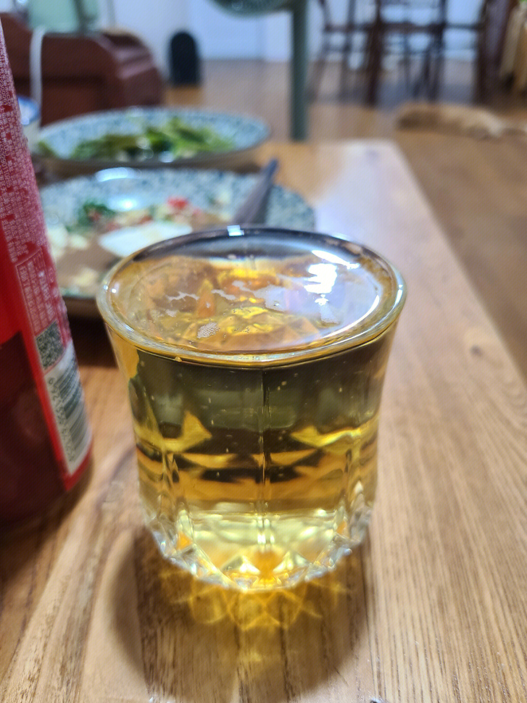 一个人喝啤酒照片图片