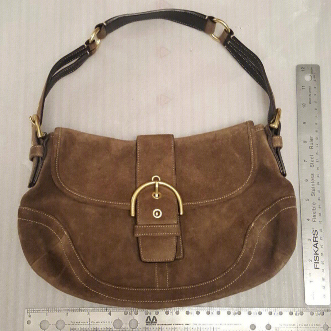 来自2006年的coach中古包,浅棕色麂皮面料,单肩豌豆包款式