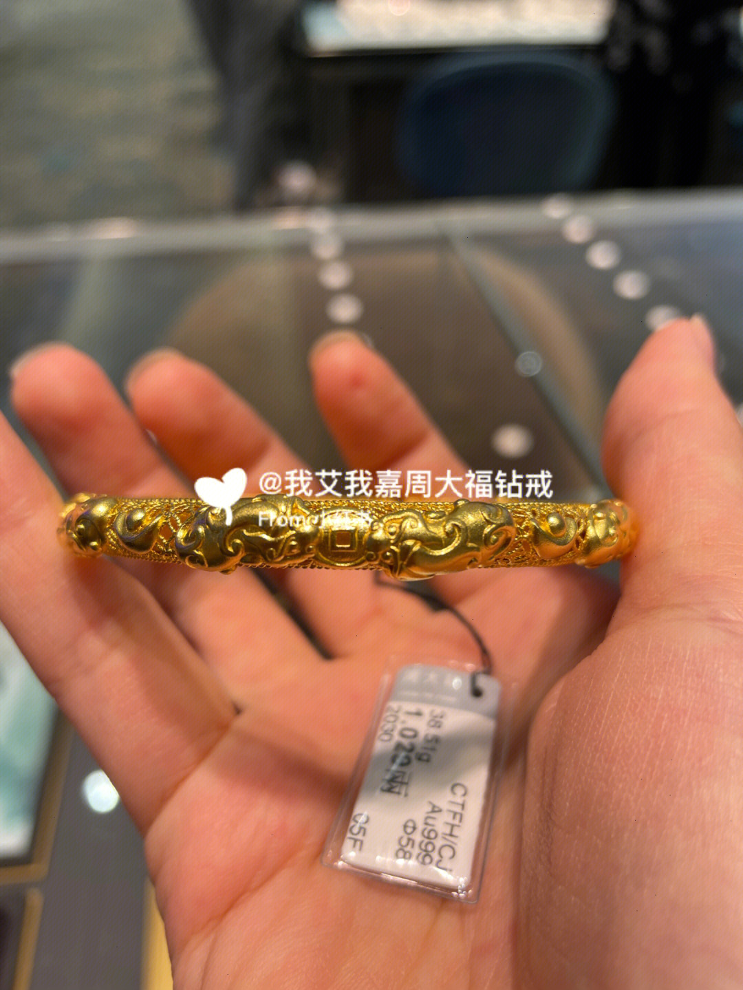 周大福彩金手镯图片图片