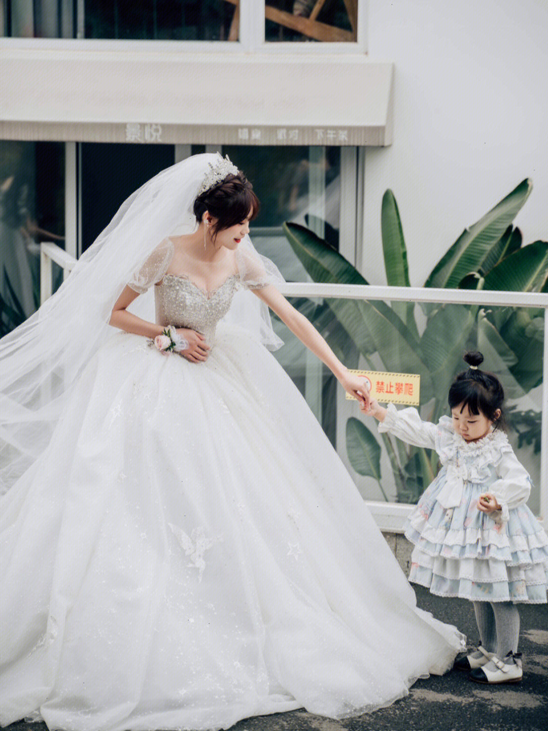 女孩子都会有一个公主梦幻想自己穿婚纱