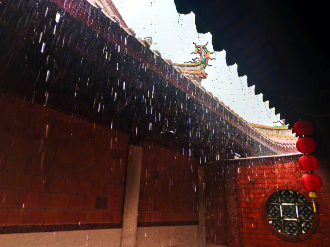 寺庙避雨图片