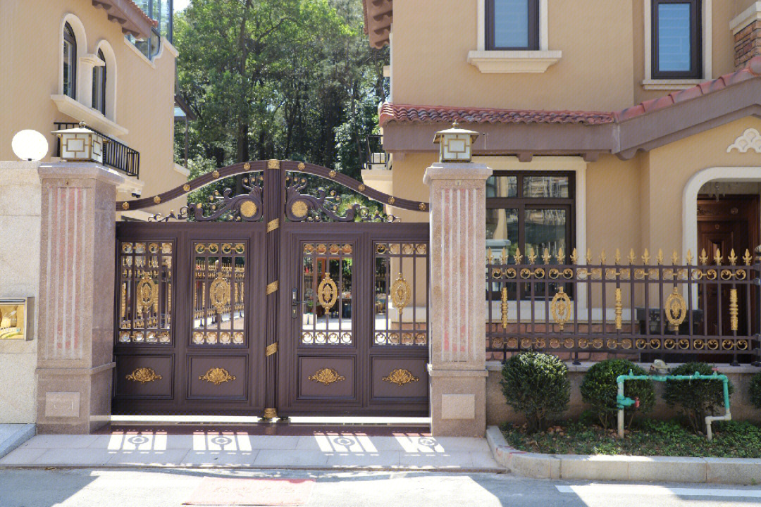 私人定制,每一套庭院门都有配套的栏杆#铝艺庭院门#别墅大门设计