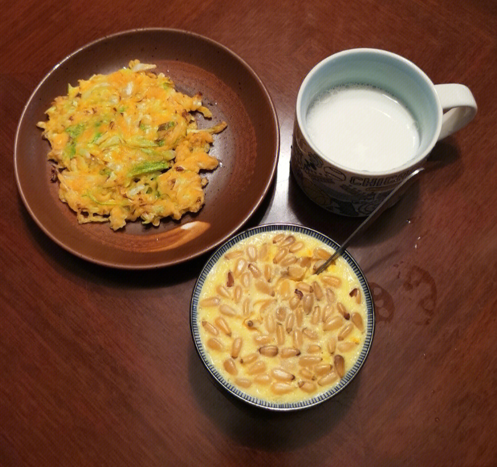 早:西葫芦包菜蛋饼,松仁牛奶炖蛋,牛奶上午加餐:水果午:日本豆腐炒