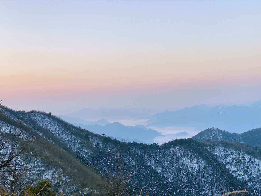 杏梅尖雪景图片