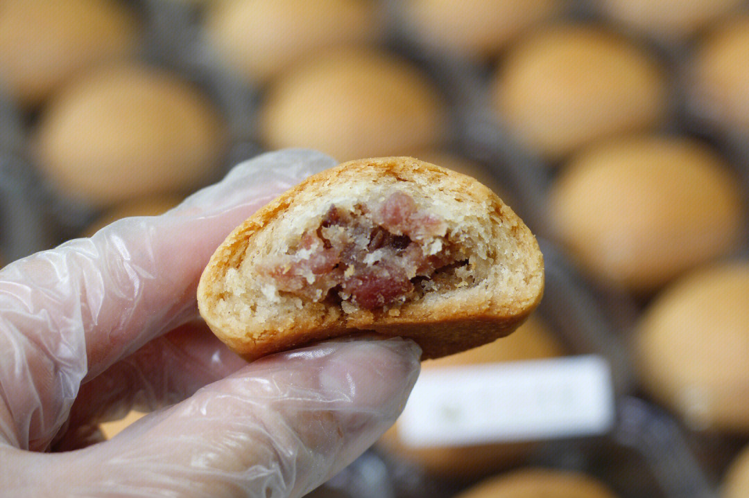 老盘县火腿制作的内馅,入口都能感受到皮酥肉香#中秋节#酥皮月饼