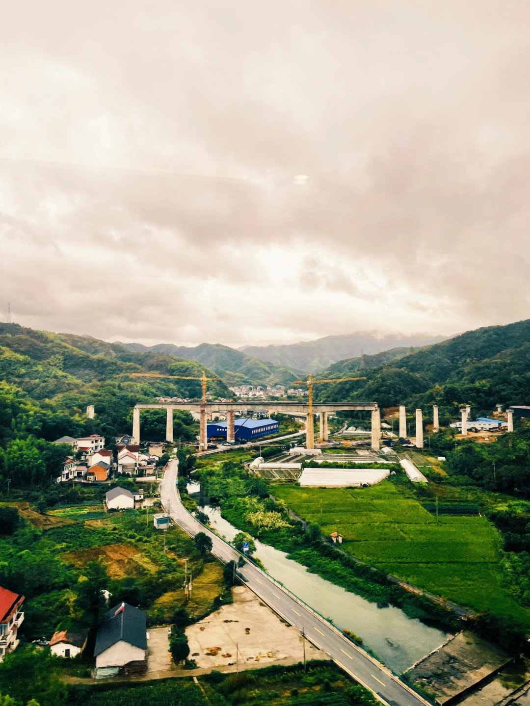 高铁路上的风景图片图片