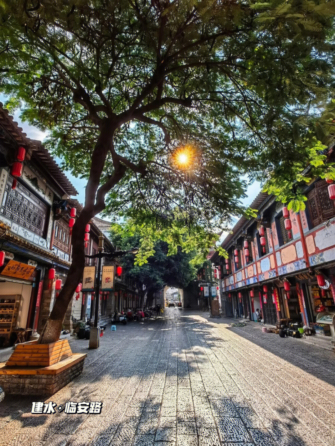 云南建水古城有条美丽的大街,其名叫临安路,东起东门朝阳楼,西至西门