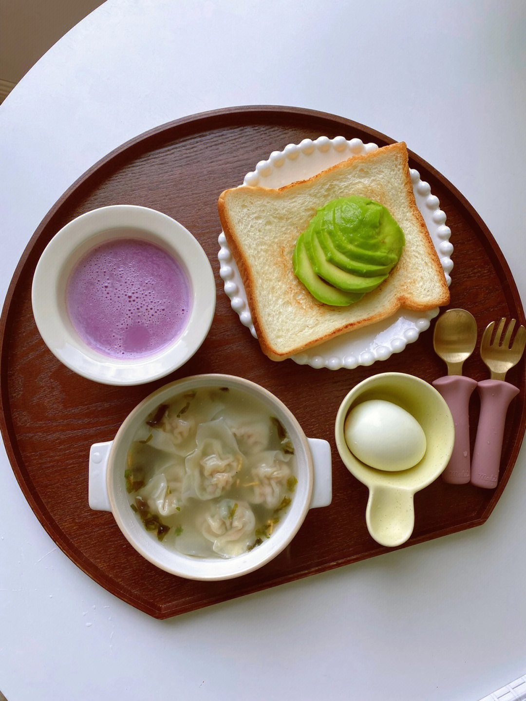 幼儿园小朋友早餐葱花馄饨紫薯燕麦奶