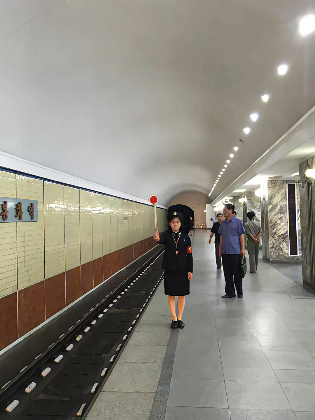 平壤地铁新车图片
