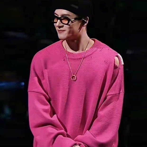 王嘉尔同款粉色毛衣真的太香