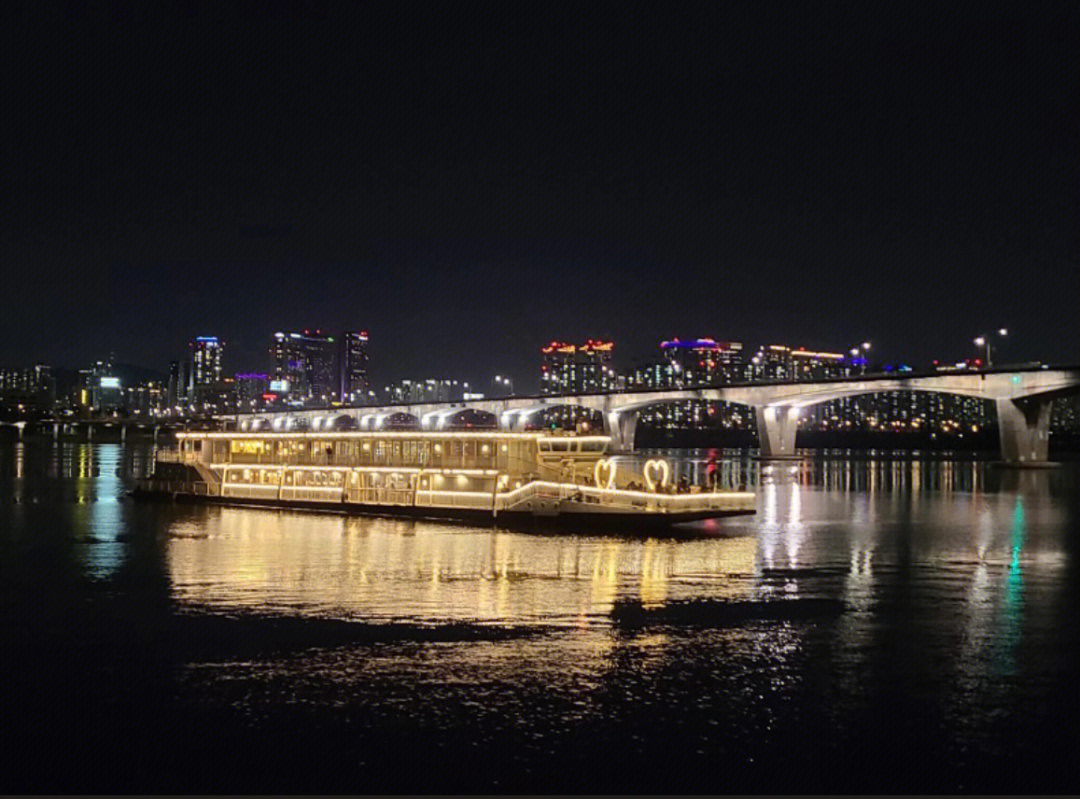 首尔约会圣地汉江的游览船看烟花看夜景