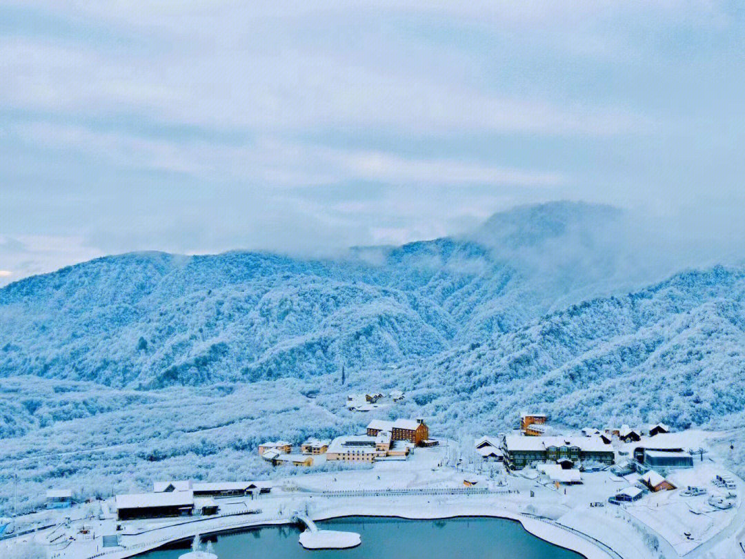 西岭雪山已经下雪了,一到冬天也是变成了冰雪王国超级梦幻.