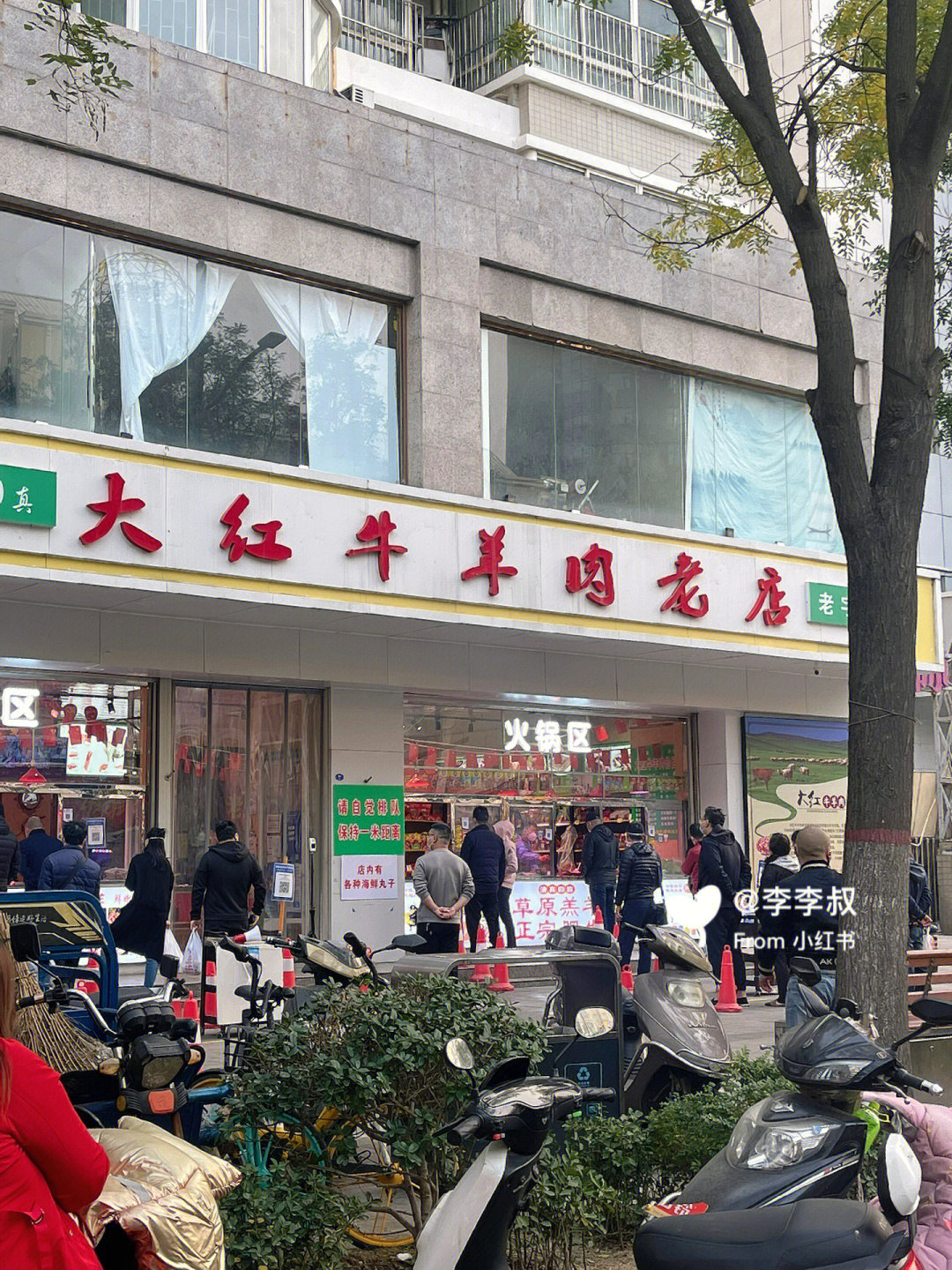 家人们这是有多好吃食客们排这么长的队