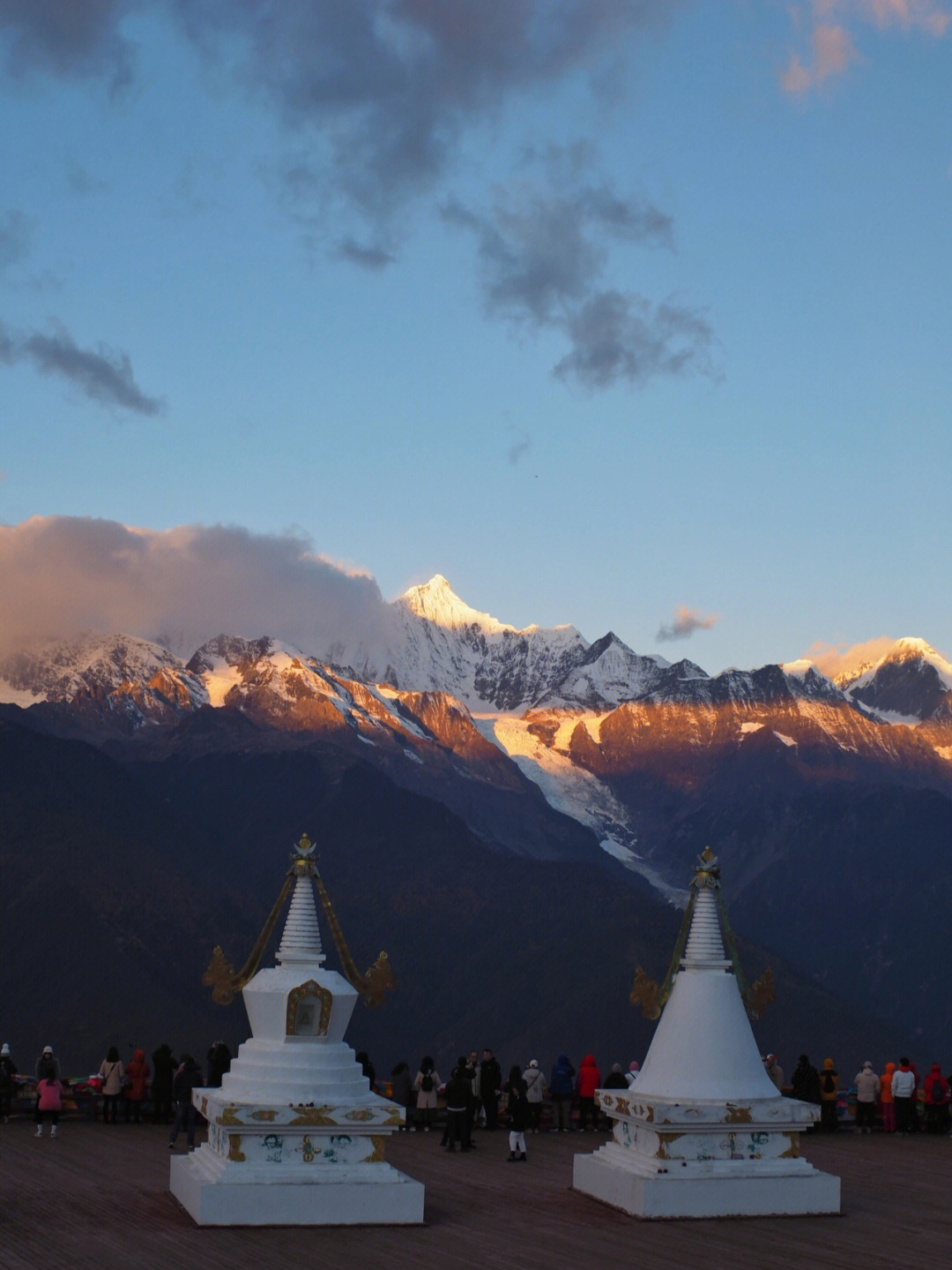 三座雪山观景台图片