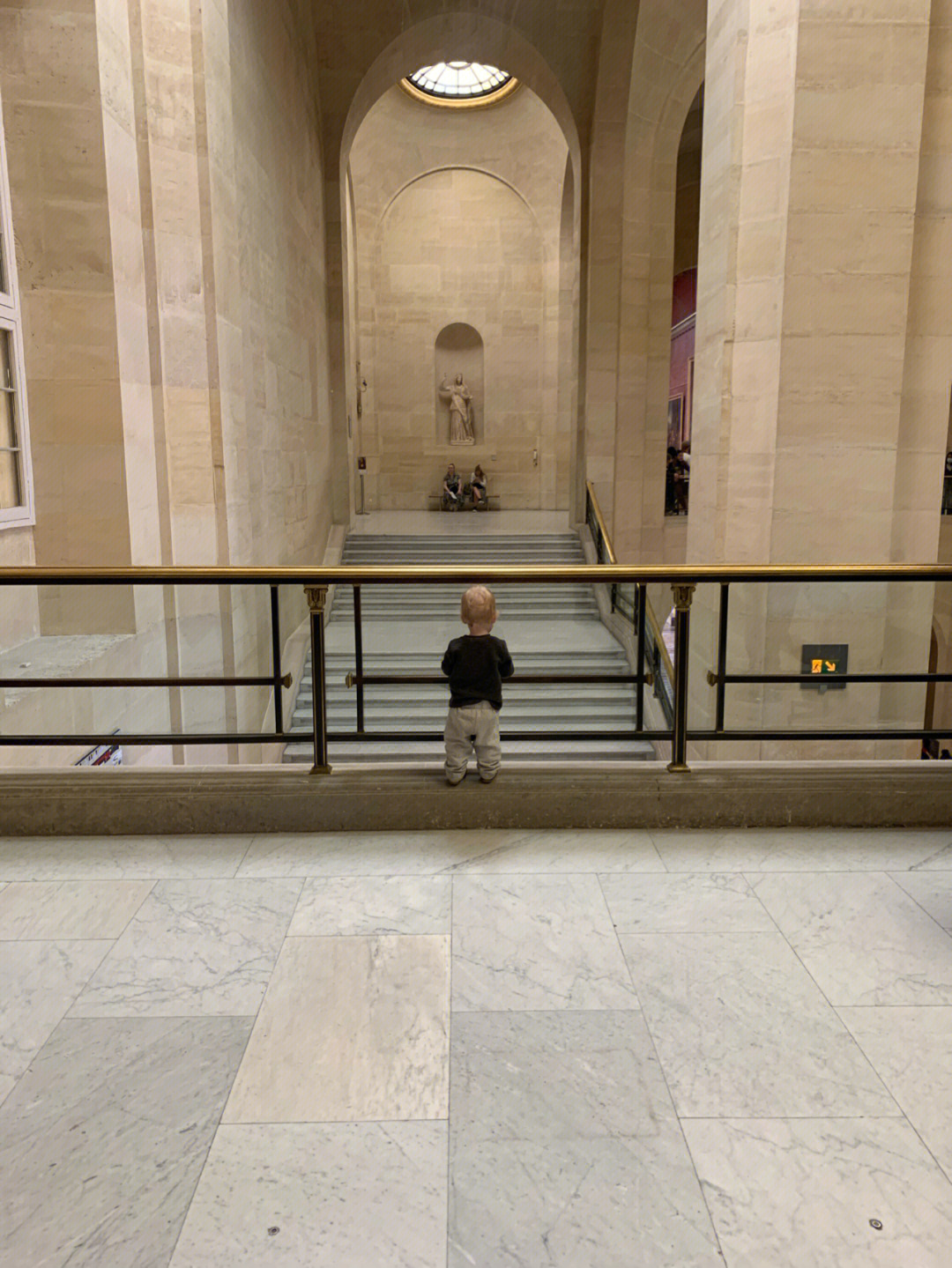 孩子刚学会走就来卢浮宫学习了