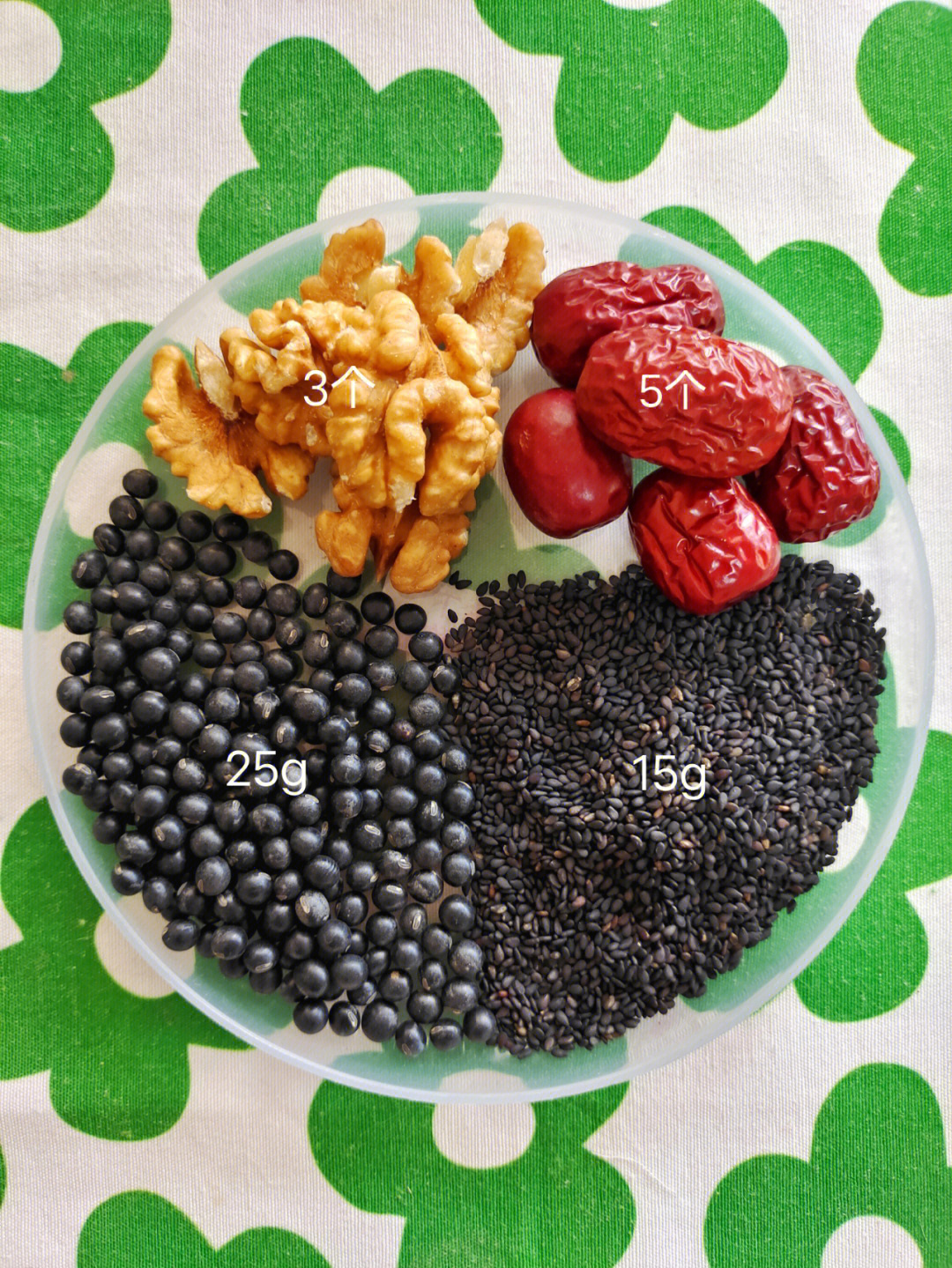 黑芝麻15g 黑豆25g 3个核桃 5个红枣水量:800ml(3人量)