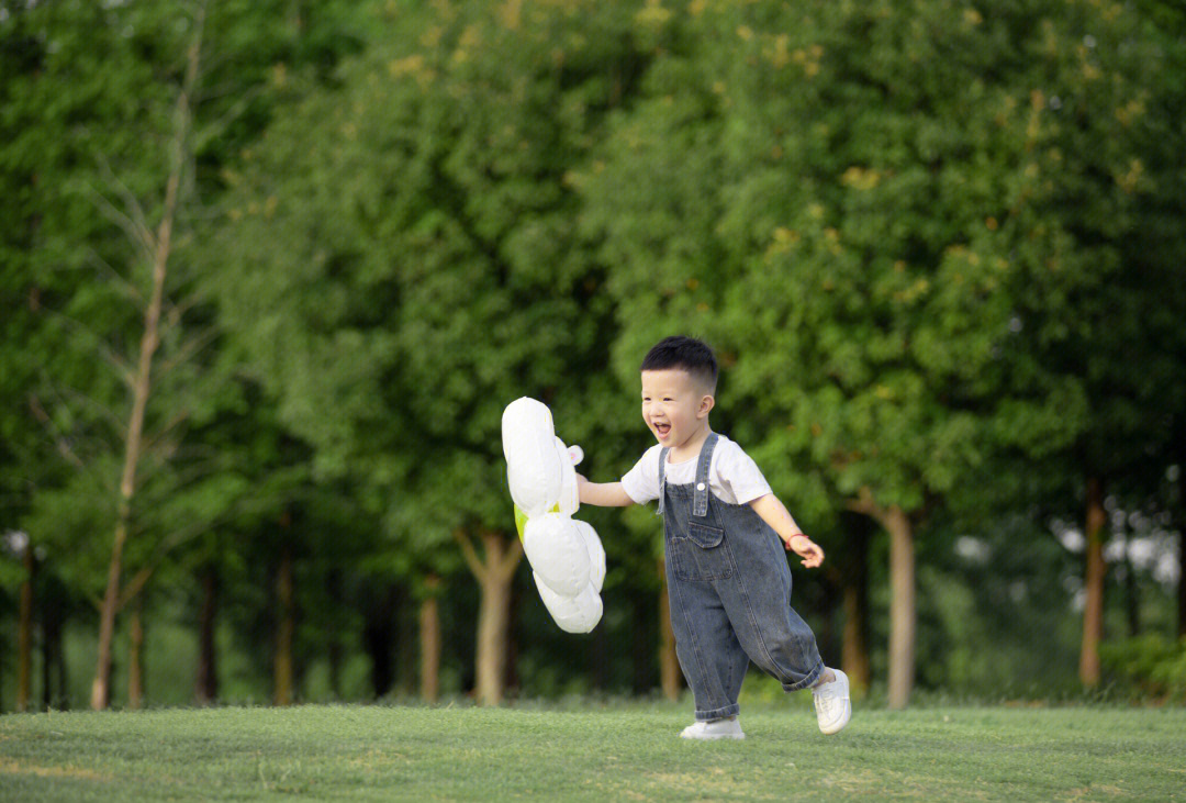 1岁的小孩子玩耍图片