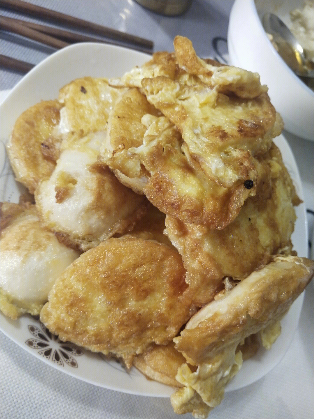 炸馒头片 煎水饺,配上卤鸭头和西红柿炒甘蓝,饭后再来点妈妈炸的红糖