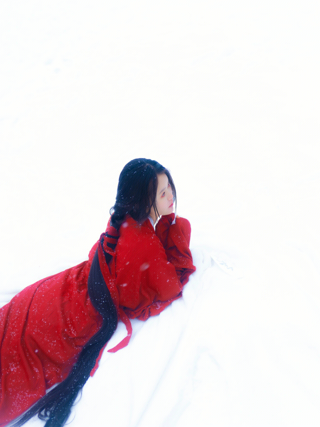 雪天古风女子背影图片图片