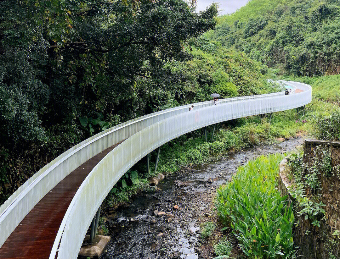 风景很美,下过雨后的空气非常清新,因为带娃走了白桥这一段路就折返了