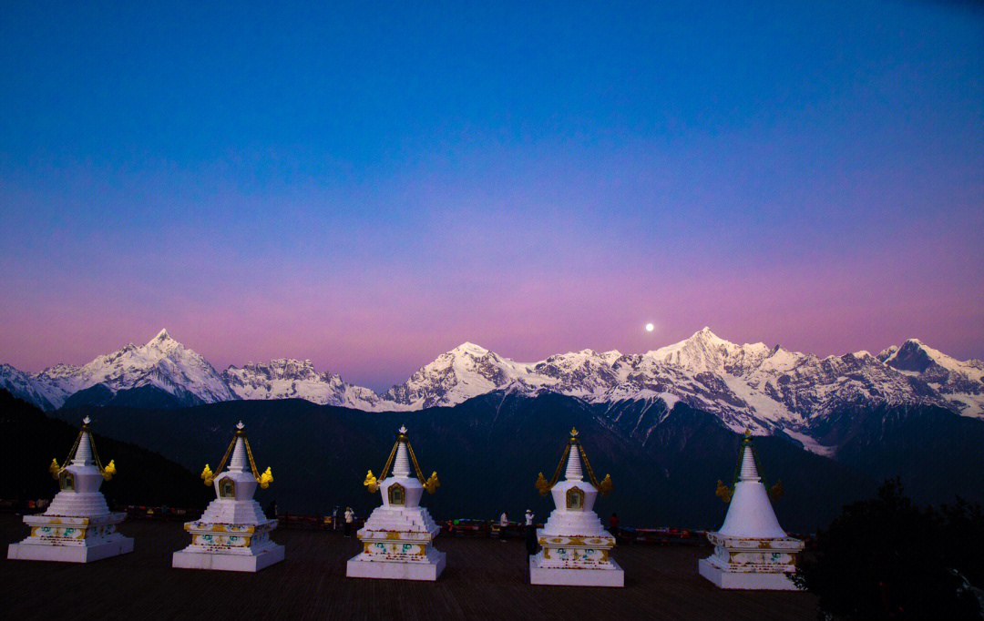 梅里雪山,是位于西藏察隅县东部与云南迪庆藏族自治州德钦县境内云岭