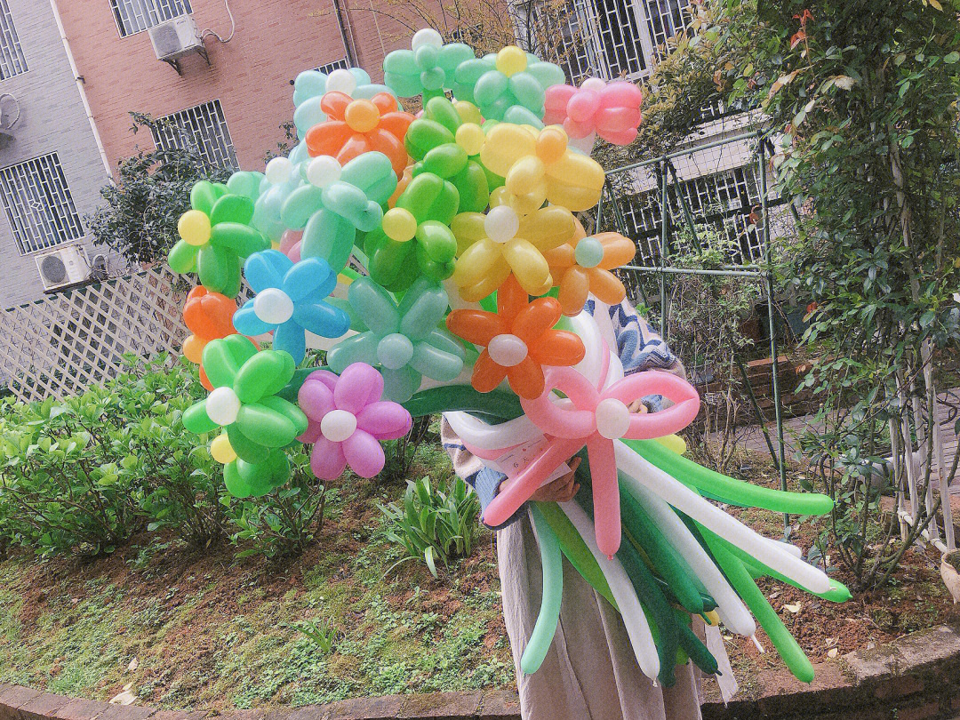 5个气球绑成花的图解图片